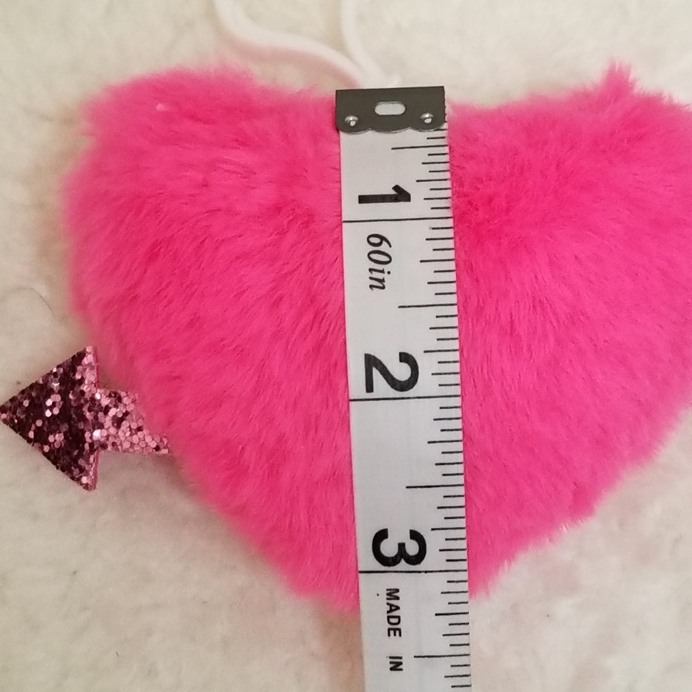 2 pcs POM POM Fuzzy Heart Keychains - Picture 10 of 12